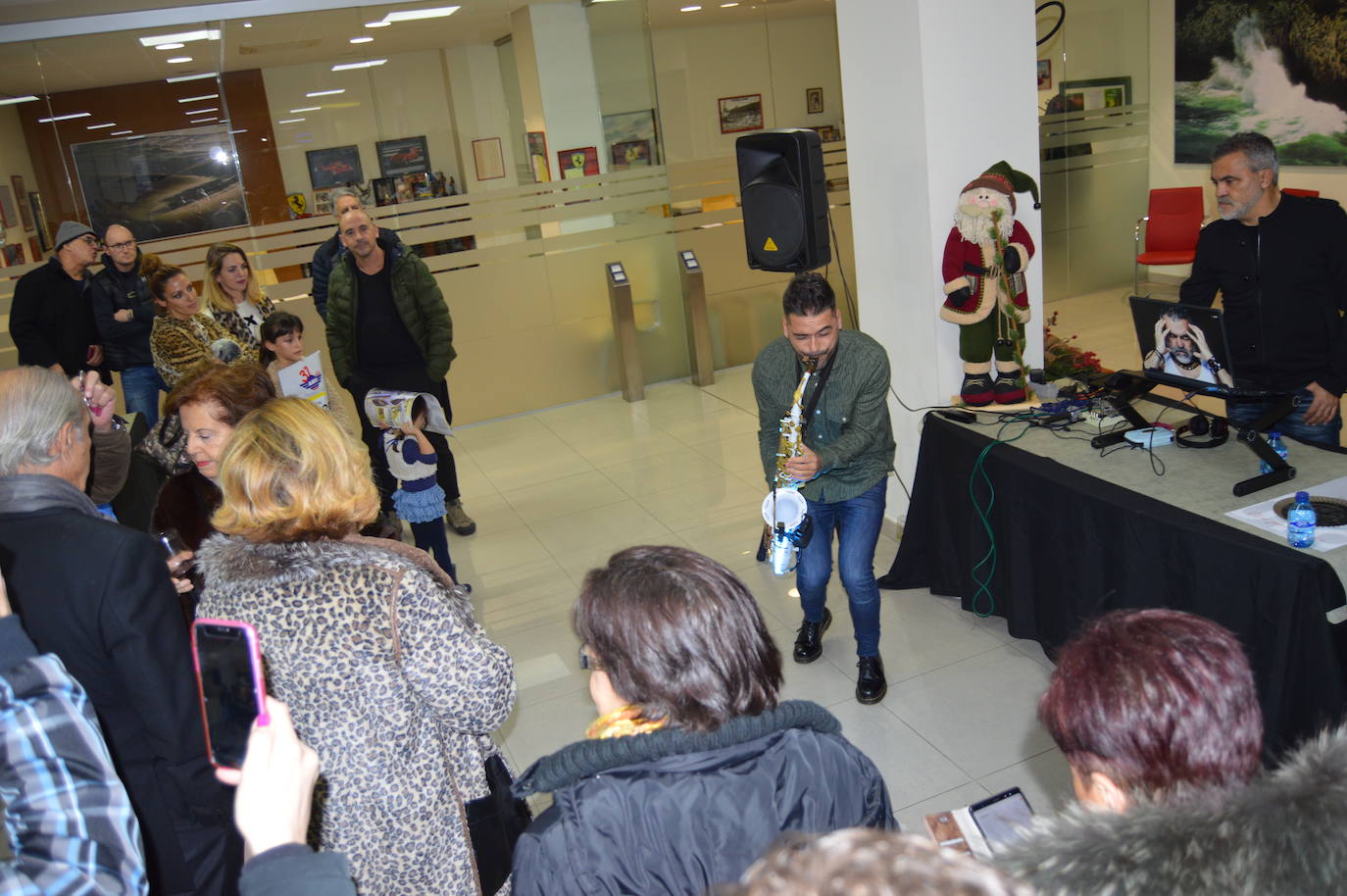 Momento de la celebración del brindis de Navidad en Alauto