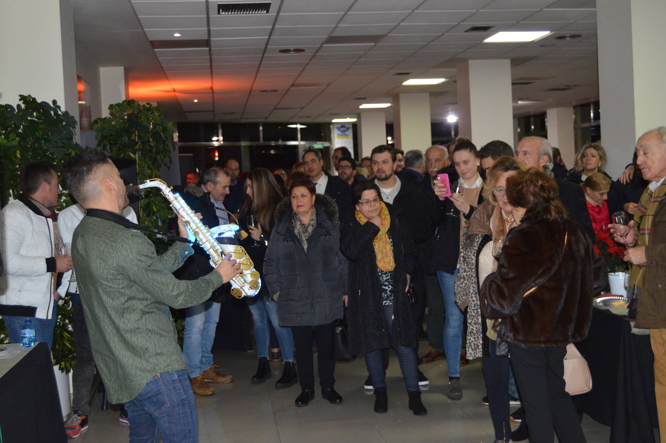 Momento de la celebración del brindis de Navidad en Alauto