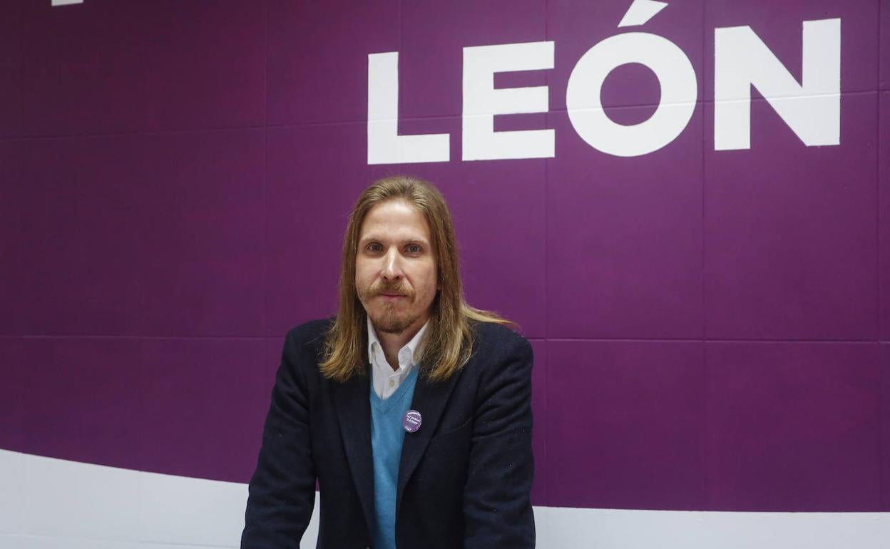 El secretario general de Podemos Castilla y León, Pablo Fernández, ofrece una rueda de prensa en la capital leonesa. 