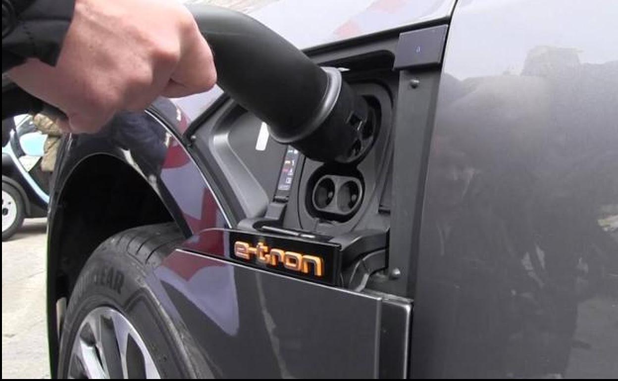 Un vehículo a punto de ser cargado.