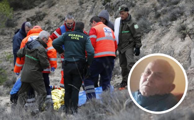 Un equipo médico atiende a José Valdivieso en la ladera en la que ha sido encontrado esta mañana.