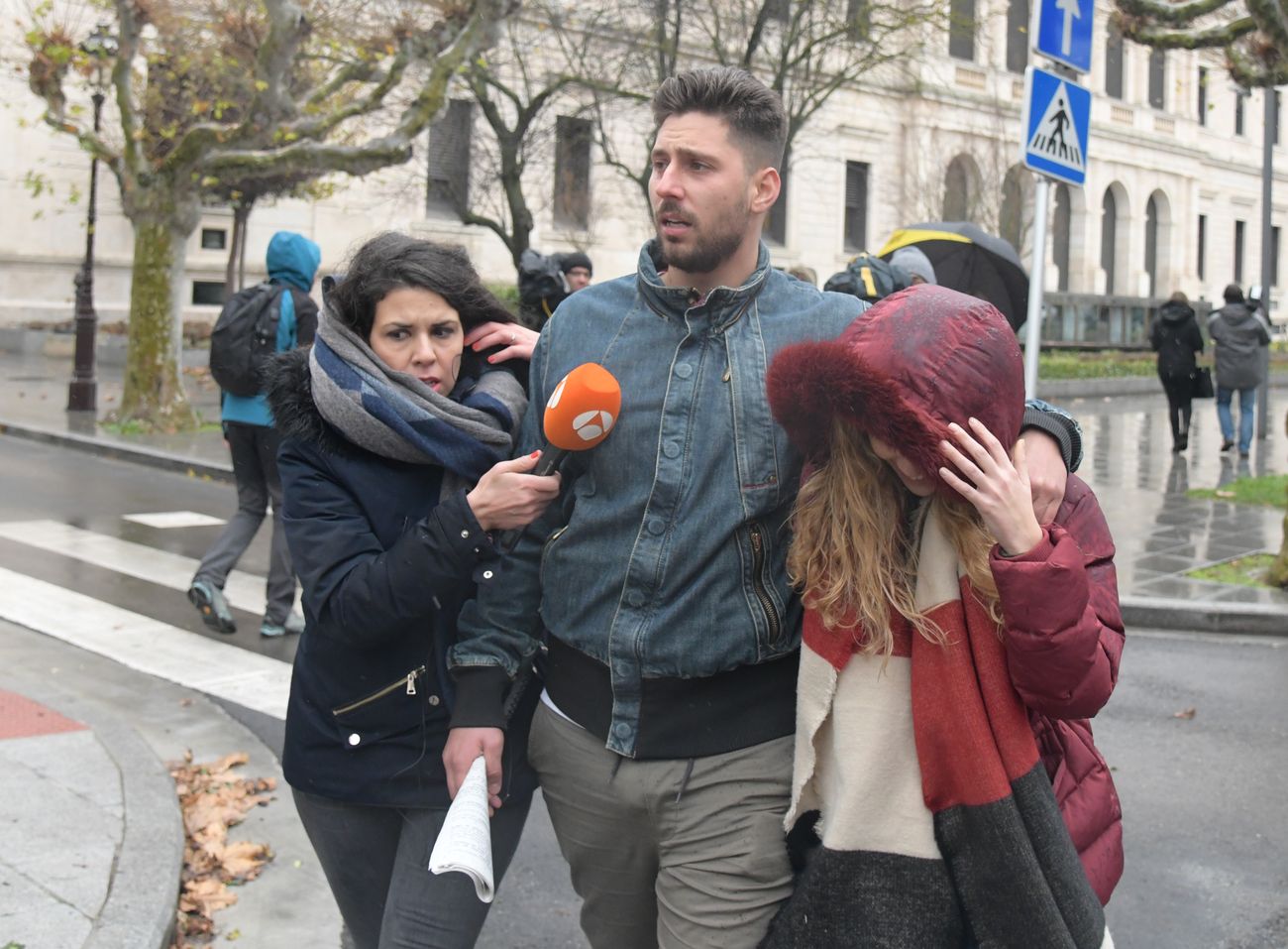 Los tres exfutbolistas Raúl Calvo, Carlos Cuadrado y Víctor Rodríguez, acusados por un presunto delito de agresión sexual a una menor de 16 años, han sido condenados a 114 años de cárcel.