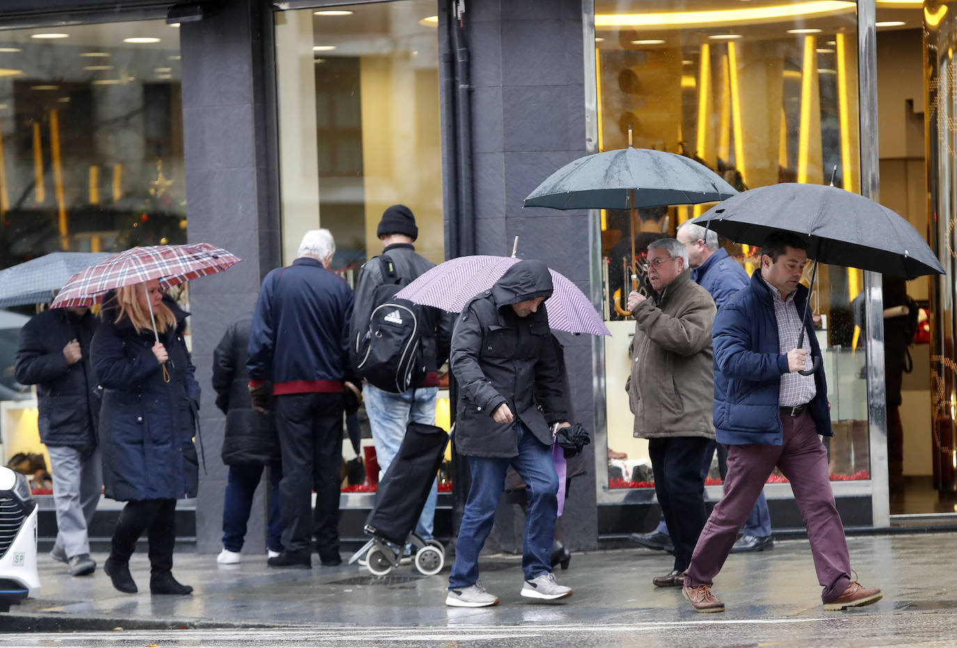 Fotos: Viento, lluvia y oleaje marcan el tiempo en Asturias