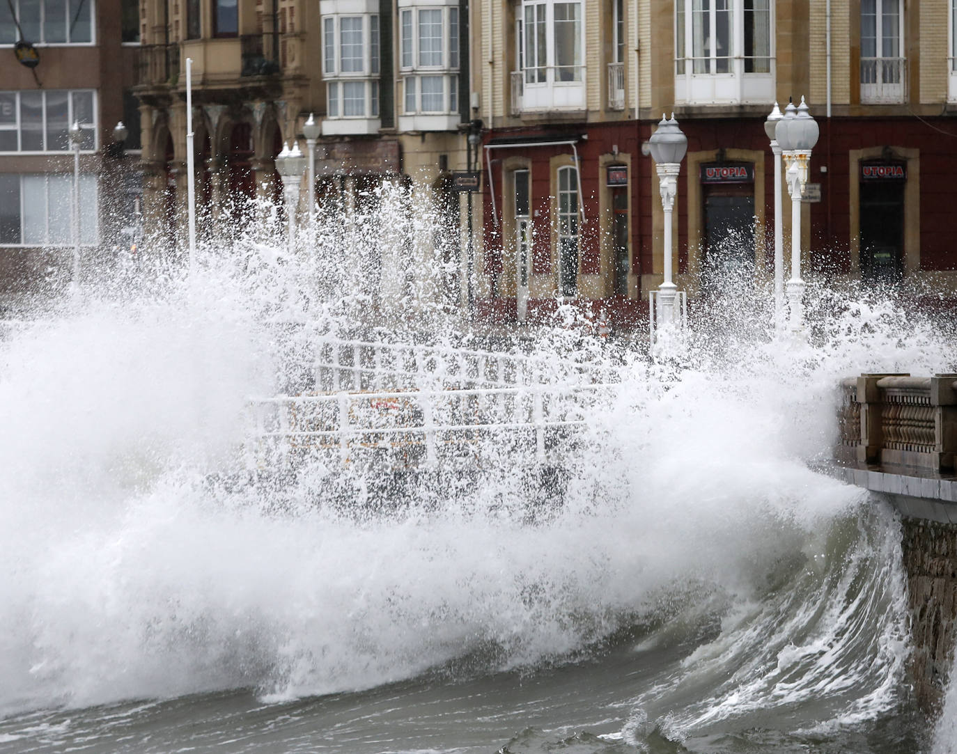 Fotos: Viento, lluvia y oleaje marcan el tiempo en Asturias