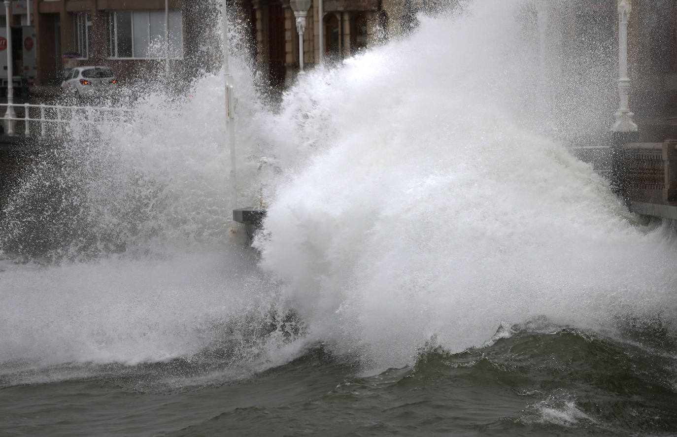 Fotos: Viento, lluvia y oleaje marcan el tiempo en Asturias