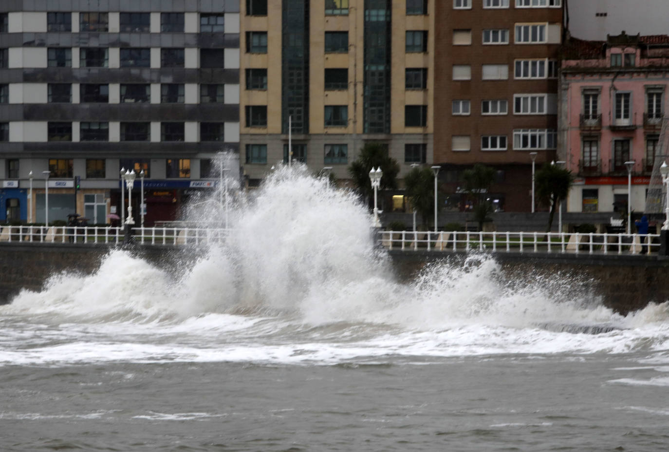 Fotos: Viento, lluvia y oleaje marcan el tiempo en Asturias