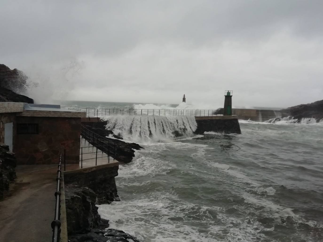 Fotos: Viento, lluvia y oleaje marcan el tiempo en Asturias