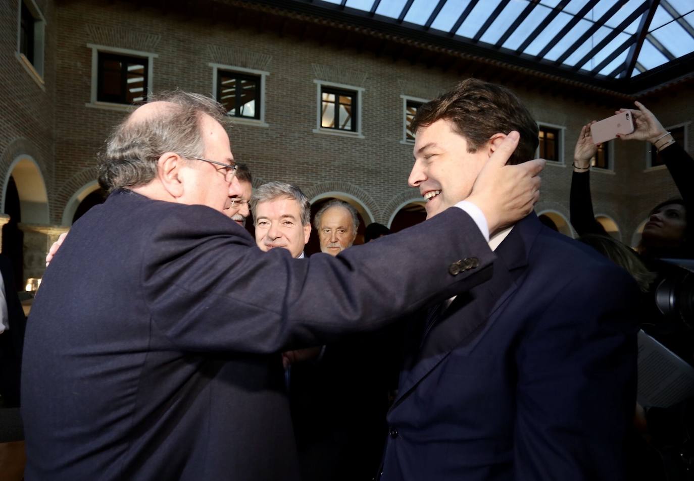 El presidente de la Junta de Castilla y León, Alfonso Fernández Mañueco, presenta al ex presidente del Gobierno, Mariano Rajoy, en el Encuentro 165 años de El Norte de Castilla.