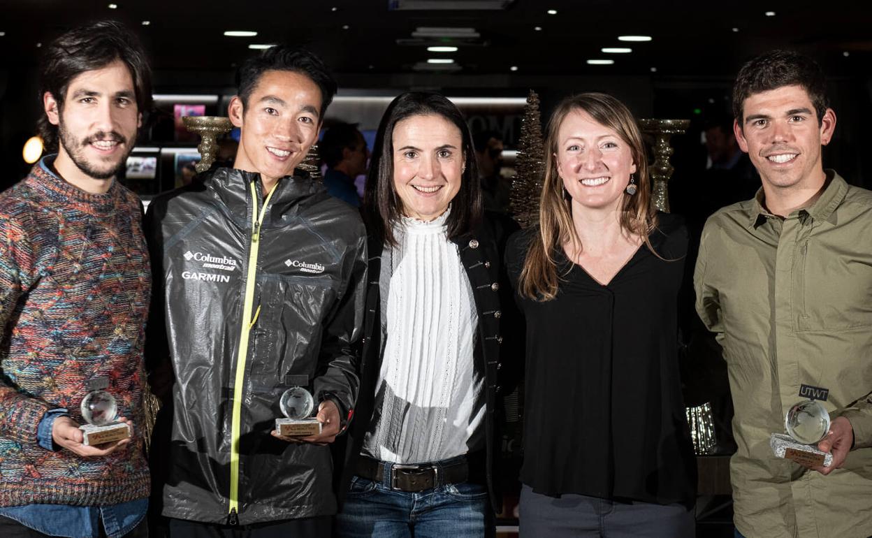 Pablo Villa recibe el premio como tercer clasificado del Ultra-Trail World Tour 2019