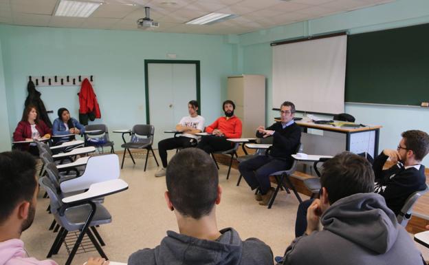 Galería. El profesor Ángel Pérez impartiendo una clase. 