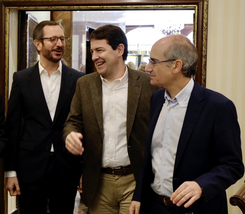 Fotos: Mañueco acusa a Sánchez de actuar como un «trilero político» y de poner a España «en una situación de incertidumbre»