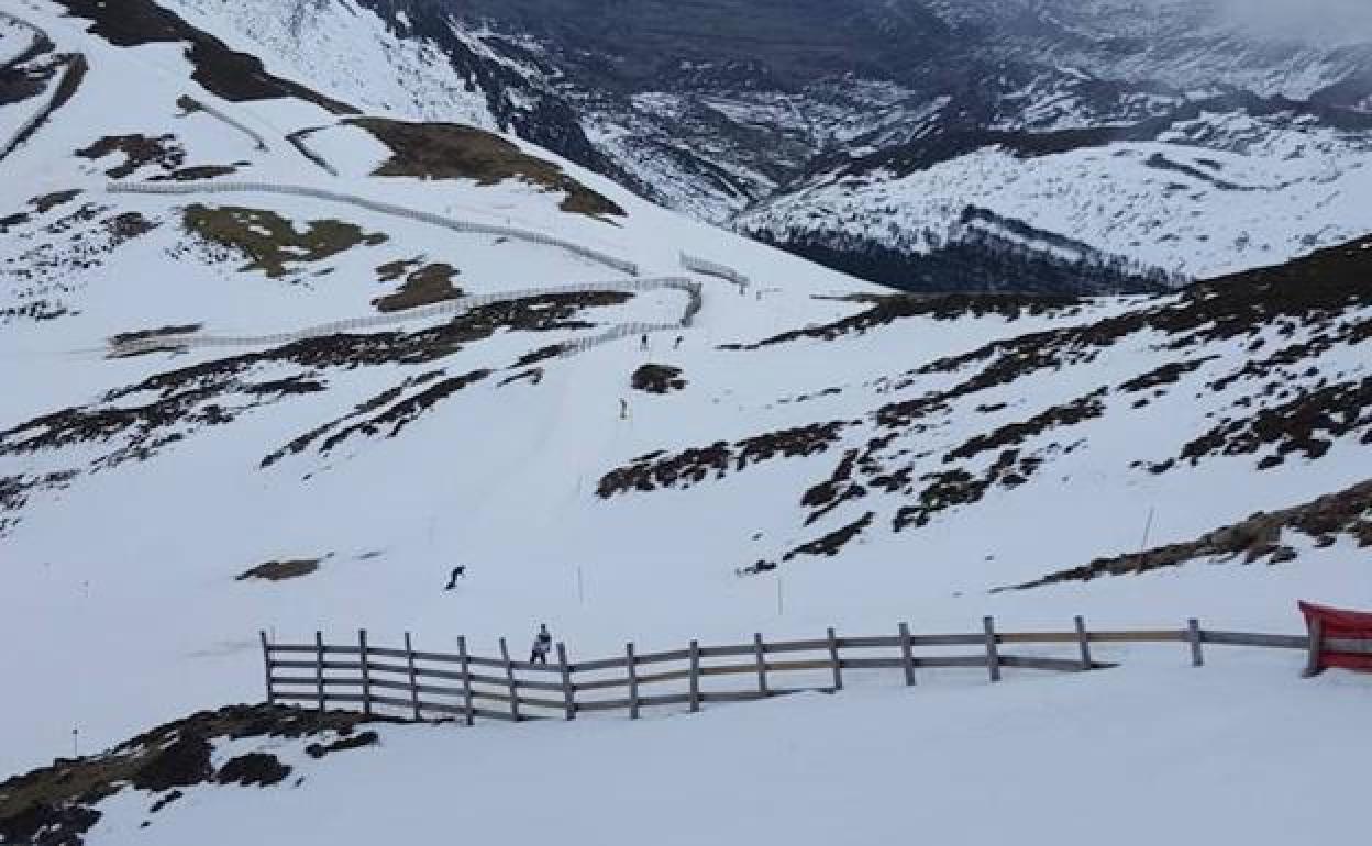 Dos esquidores, este sábado, en Valgrande-Pajares.