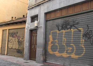 Imagen secundaria 1 - Estado en el que se encuentran algunas calles del barrio.