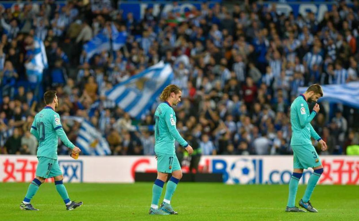 Los futbolistas culés cabizbajos tras el empate en el Real Arena.