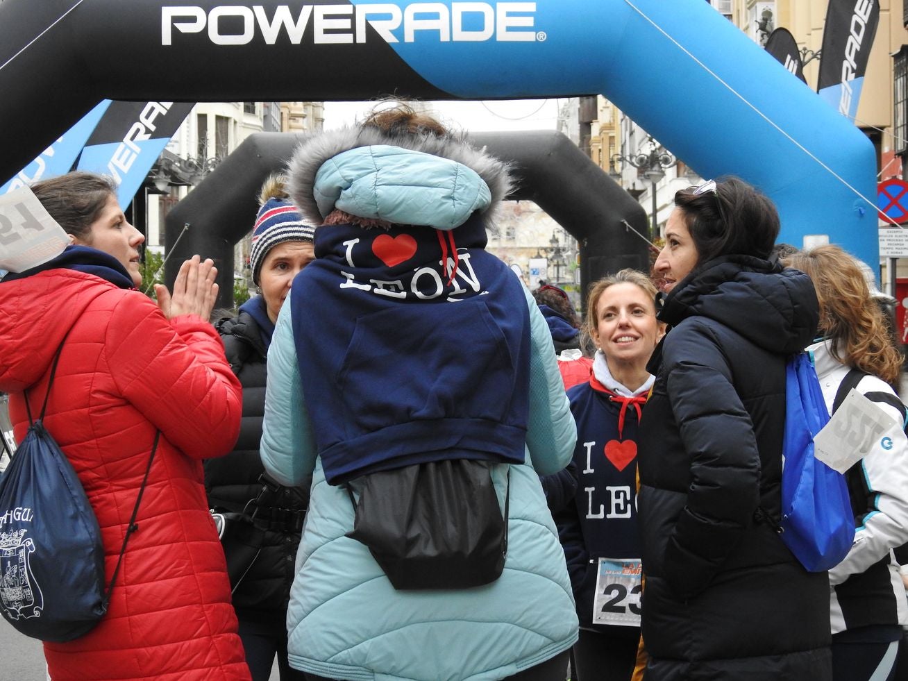 La sudadera de la Carrera de las Empresas 'I love León' se convierte en protagonista en la mañana dominical.