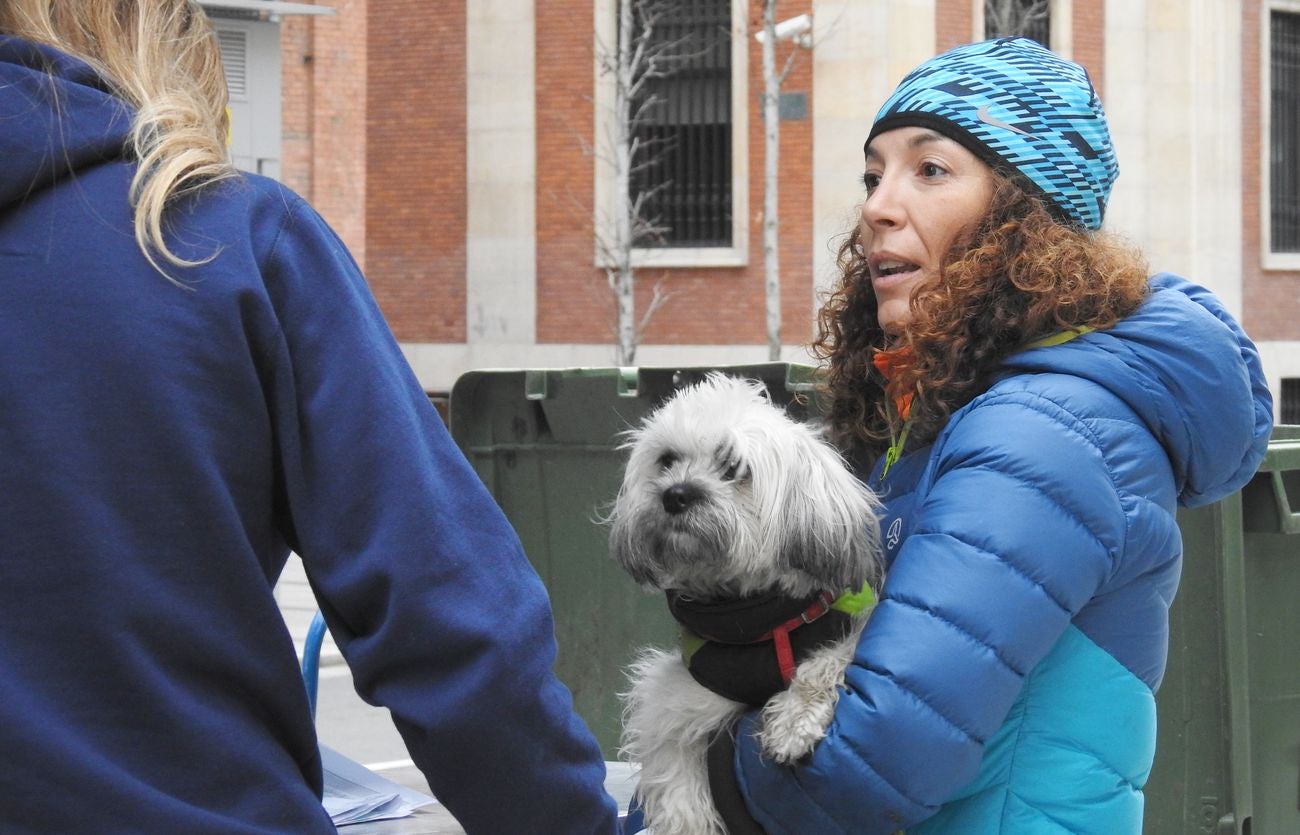 La sudadera de la Carrera de las Empresas 'I love León' se convierte en protagonista en la mañana dominical.