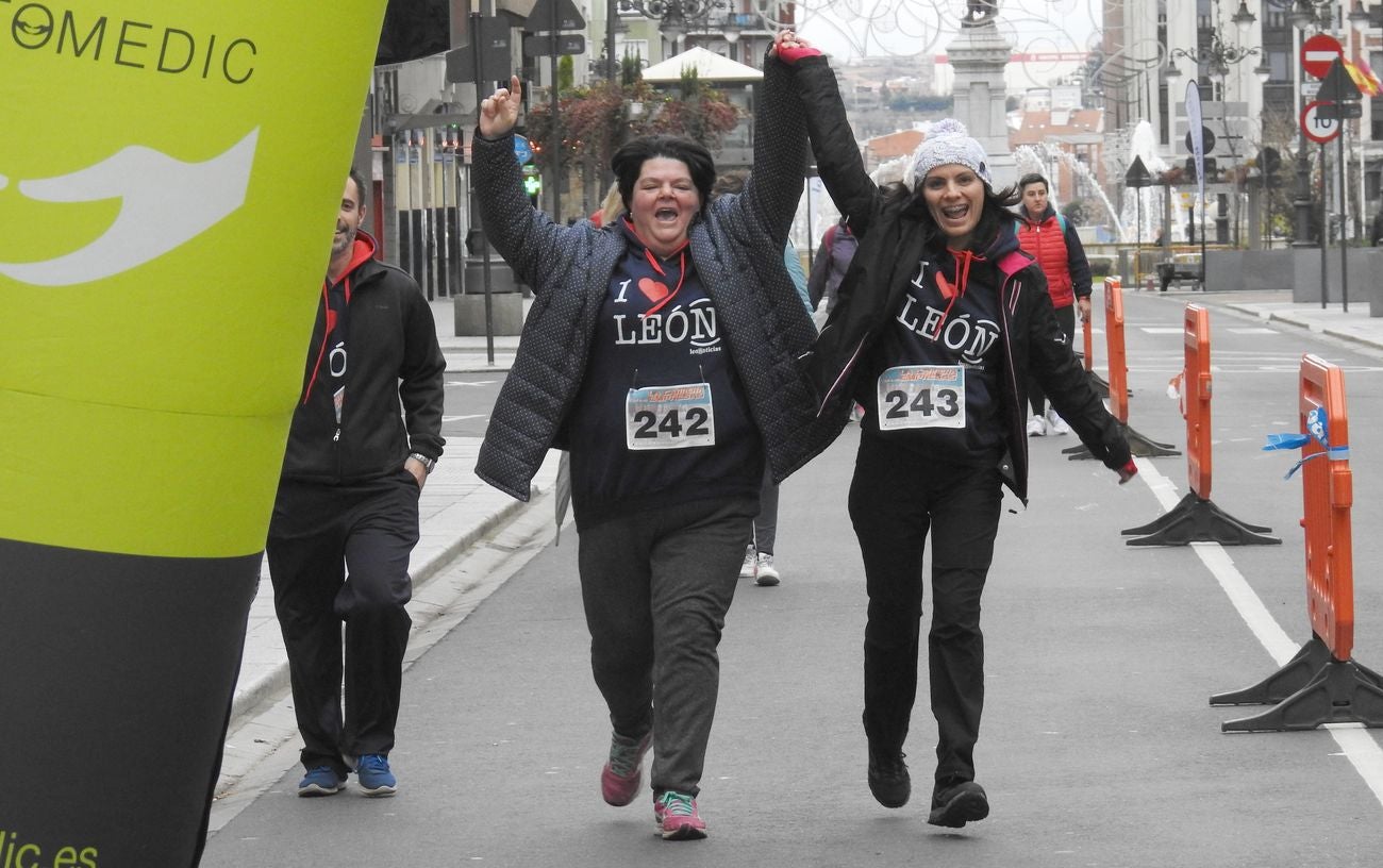 La sudadera de la Carrera de las Empresas 'I love León' se convierte en protagonista en la mañana dominical.