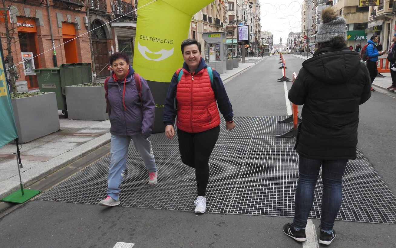 La sudadera de la Carrera de las Empresas 'I love León' se convierte en protagonista en la mañana dominical.