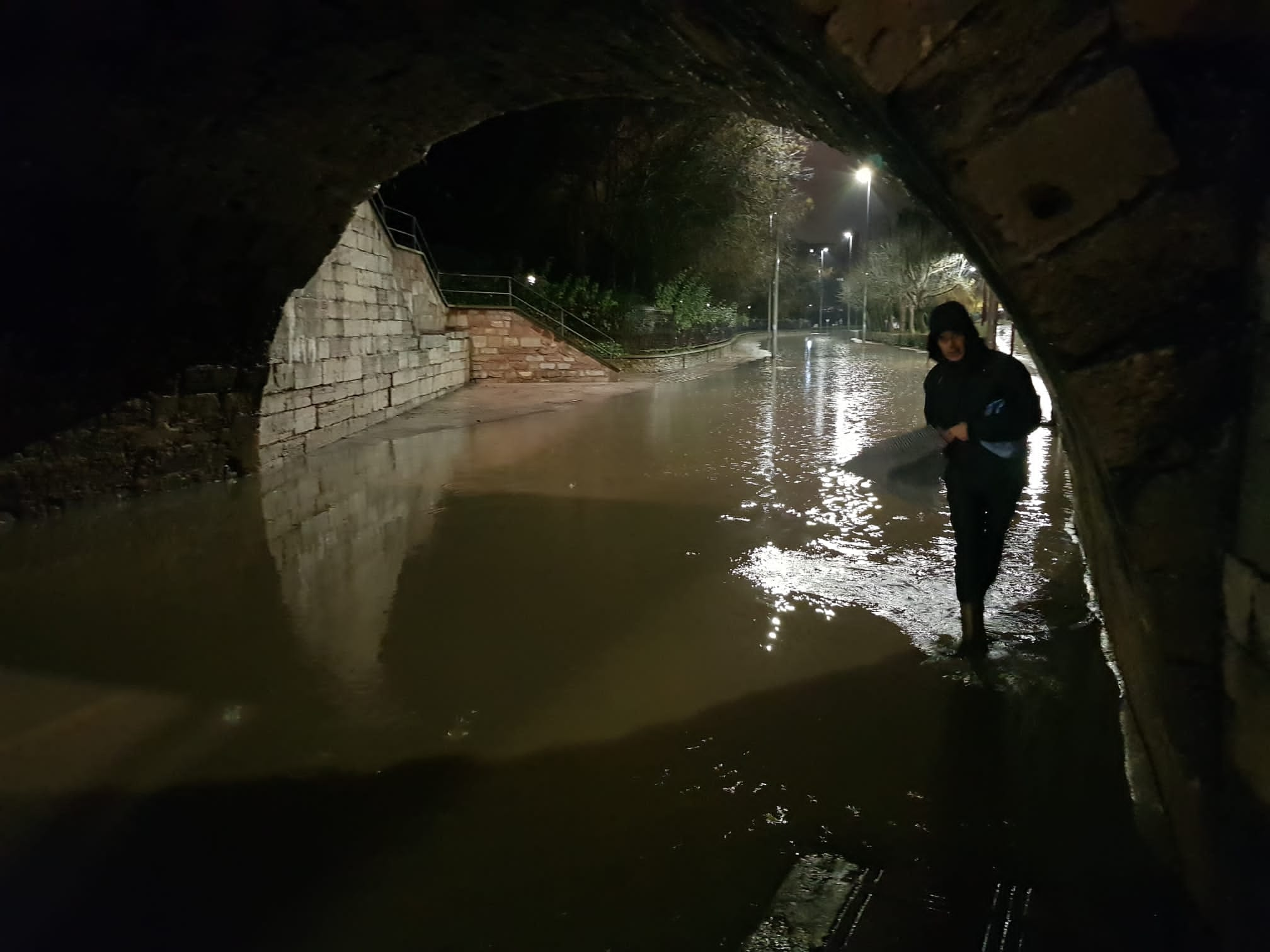 El caudal del Bernesga sobrepasa el cauce del río y obliga a cortar el Paseo de Salamanca en la capital