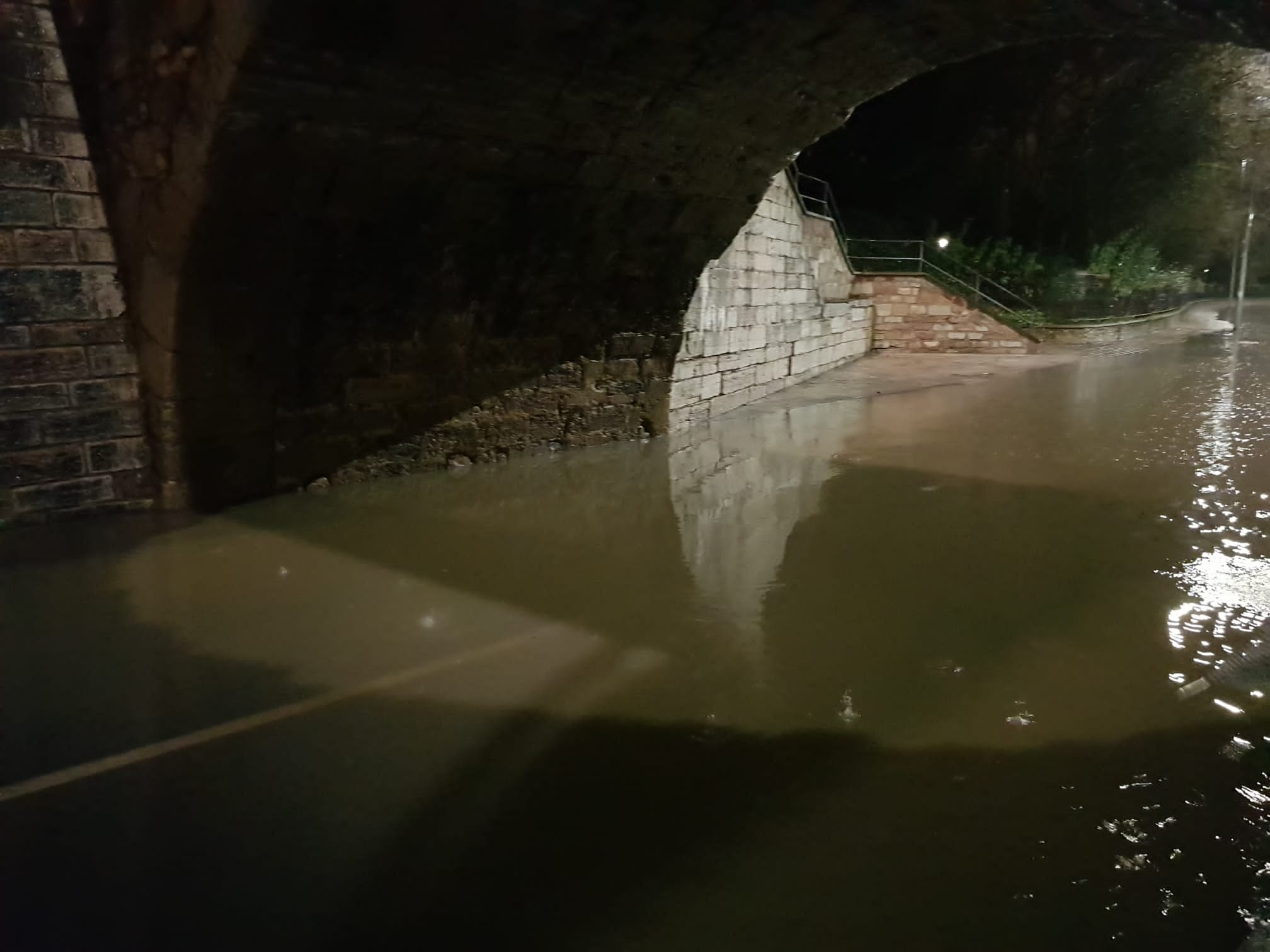 El caudal del Bernesga sobrepasa el cauce del río y obliga a cortar el Paseo de Salamanca en la capital