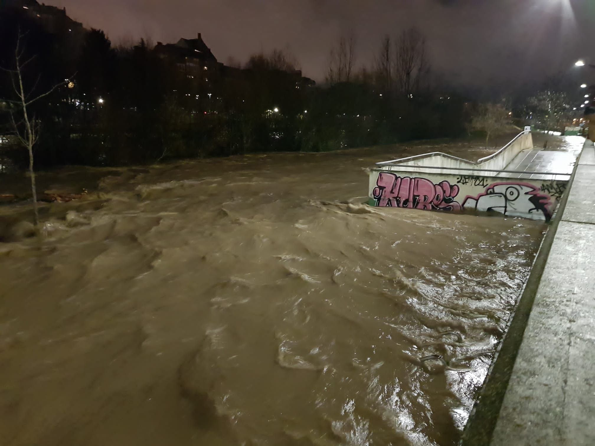 El caudal del Bernesga sobrepasa el cauce del río y obliga a cortar el Paseo de Salamanca en la capital