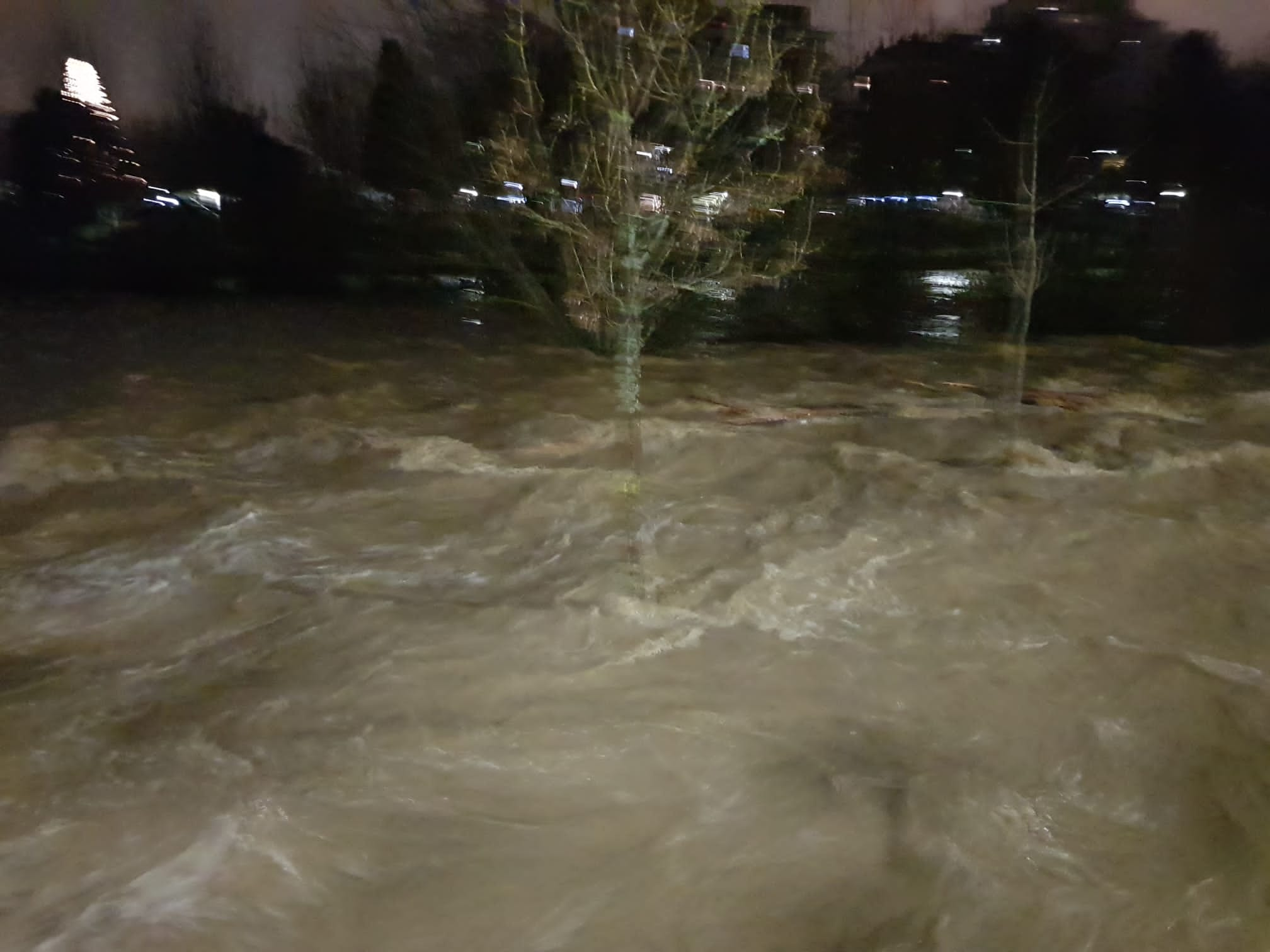 El caudal del Bernesga sobrepasa el cauce del río y obliga a cortar el Paseo de Salamanca en la capital