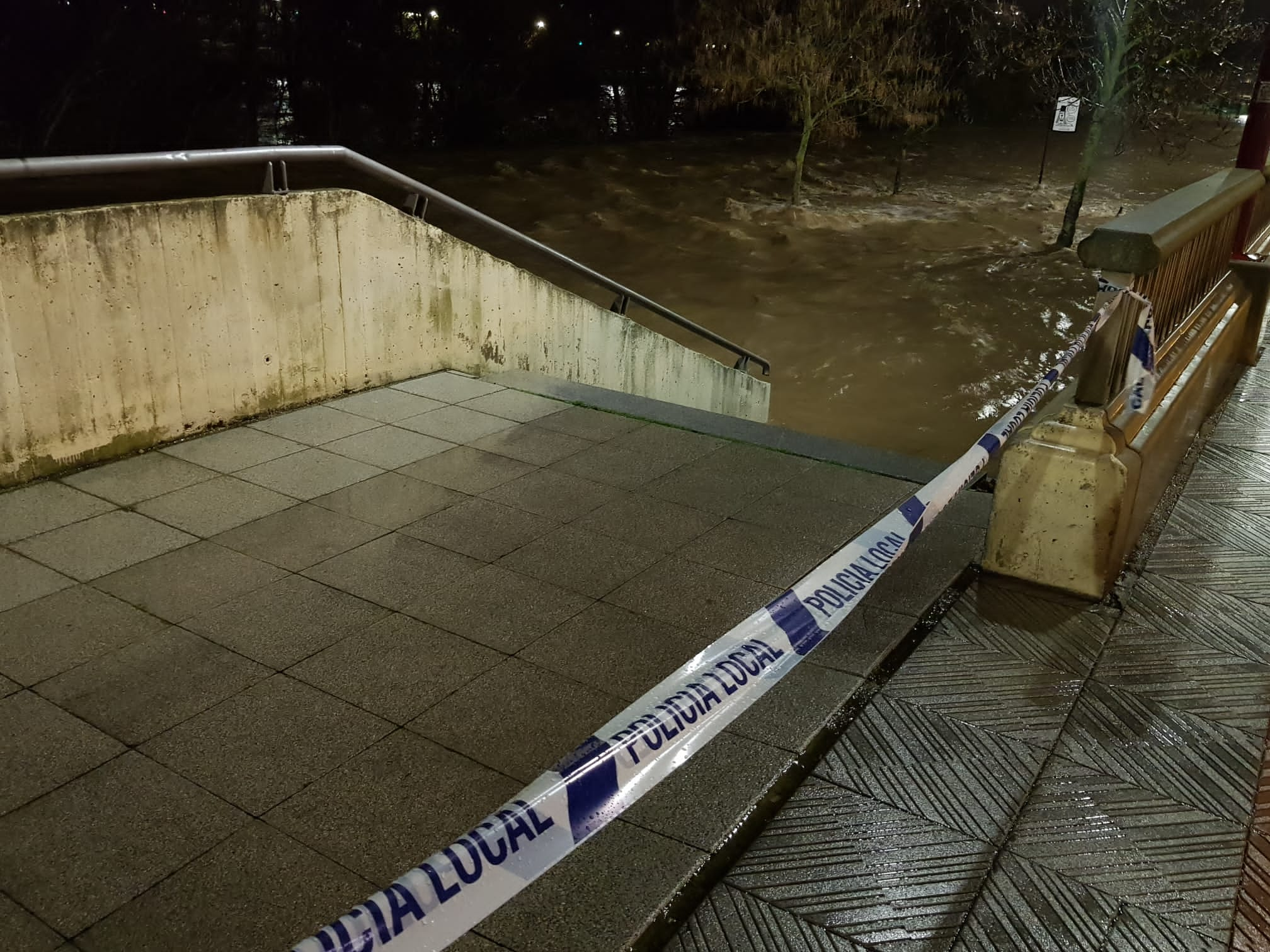 El caudal del Bernesga sobrepasa el cauce del río y obliga a cortar el Paseo de Salamanca en la capital