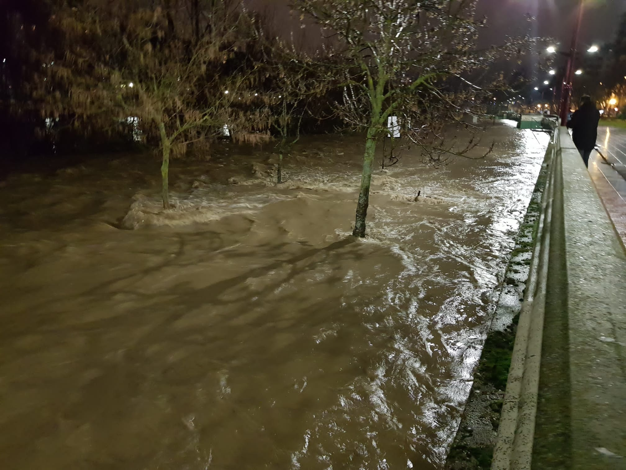 El caudal del Bernesga sobrepasa el cauce del río y obliga a cortar el Paseo de Salamanca en la capital