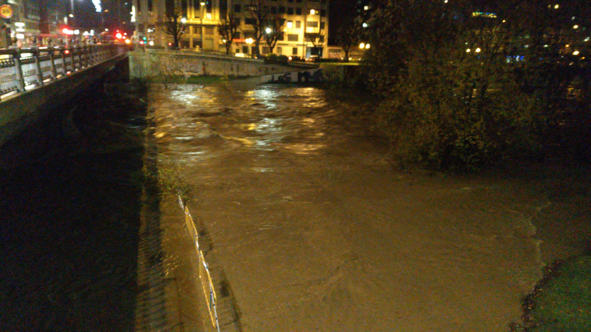 El caudal del Bernesga sobrepasa el cauce del río y obliga a cortar el Paseo de Salamanca en la capital