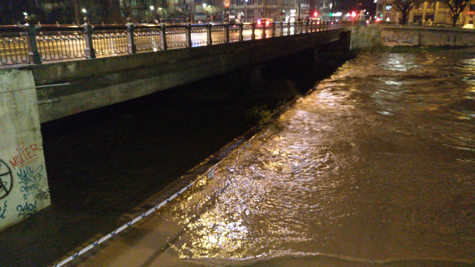 El caudal del Bernesga sobrepasa el cauce del río y obliga a cortar el Paseo de Salamanca en la capital