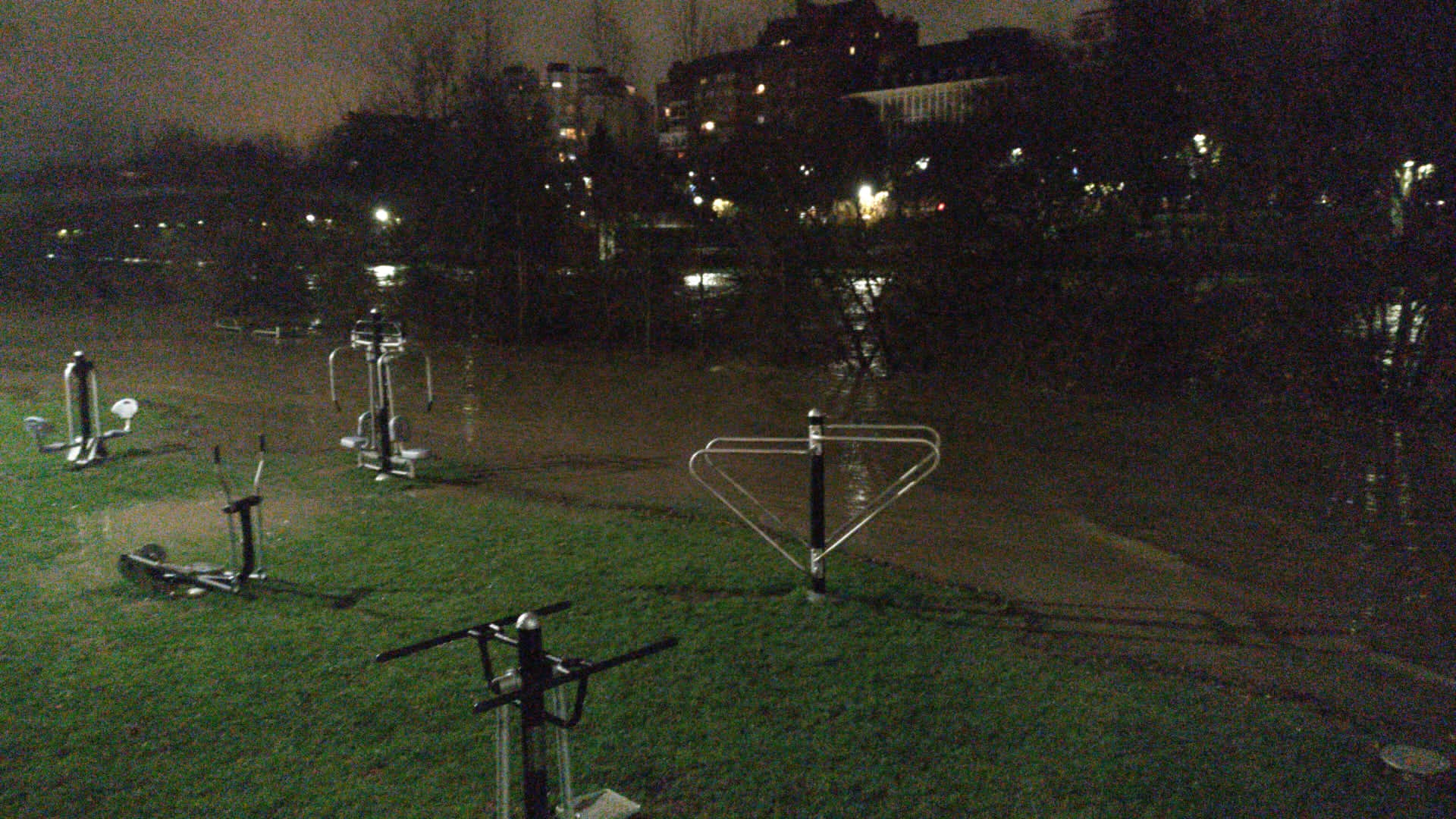 El caudal del Bernesga sobrepasa el cauce del río y obliga a cortar el Paseo de Salamanca en la capital