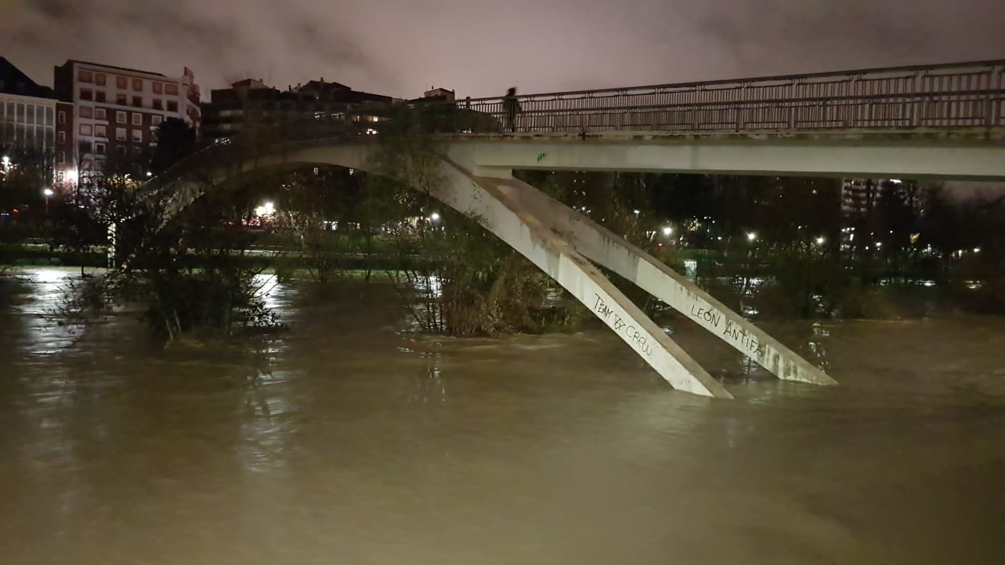 El caudal del Bernesga sobrepasa el cauce del río y obliga a cortar el Paseo de Salamanca en la capital