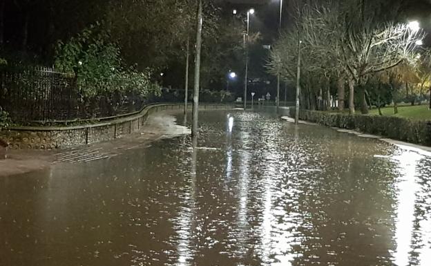 Galería. El Bernesga se ha desbordado este lunes a su paso por la capital.