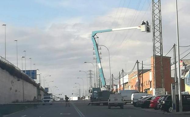 Operarios de Iberdrola durante los trabajos este mediodía para retirar los cables dañados por el derribo de una torreta eléctrica. 