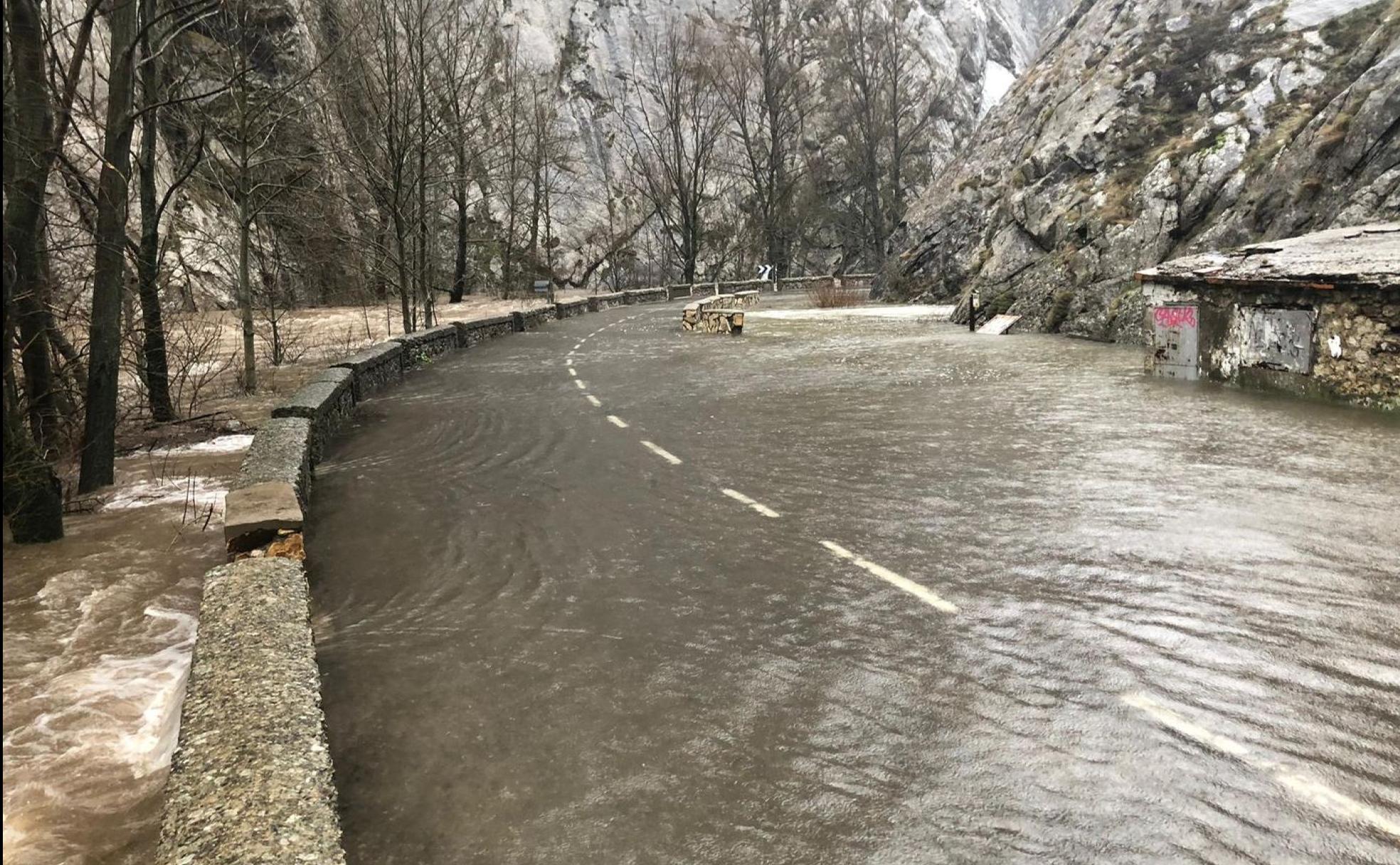 Imagen de las Hoces de Vegacervera desbordadas por el cauce del río.