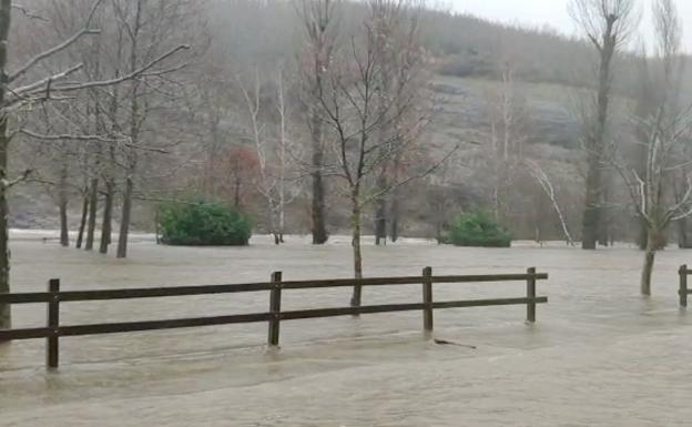 Temor en La Vecilla ante la crecida en las aguas del Curueño