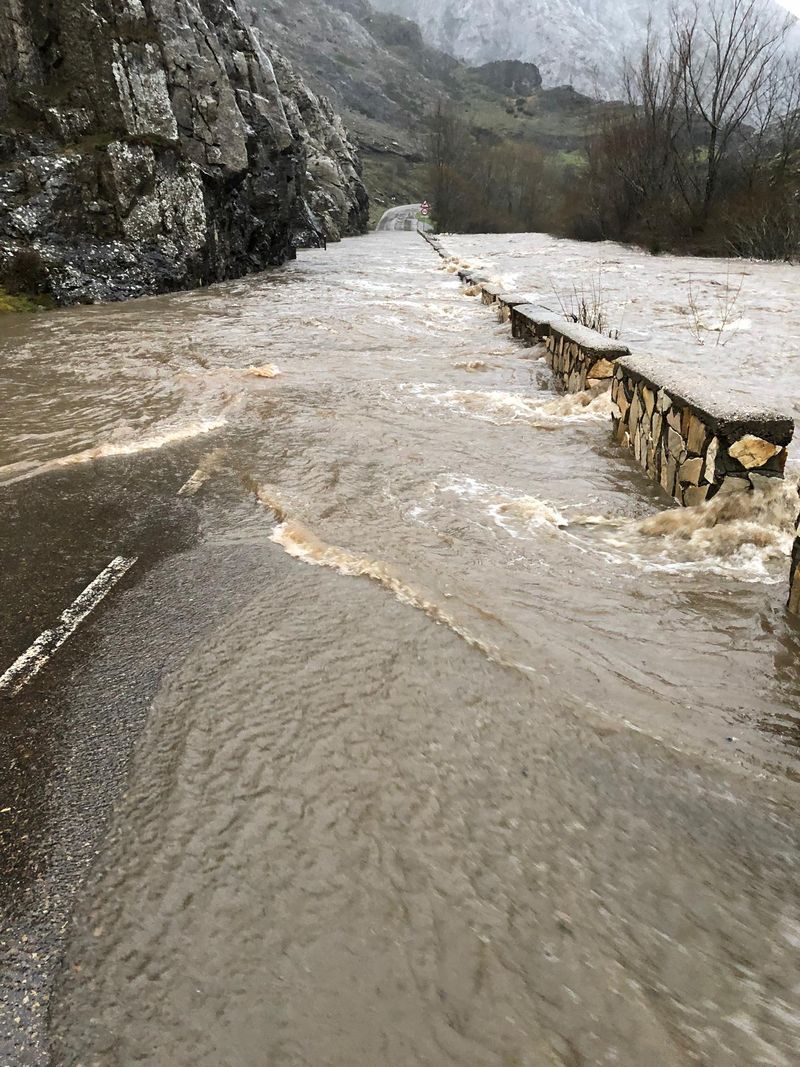 Las Hoces se han visto desbordadas por el cauce del río.