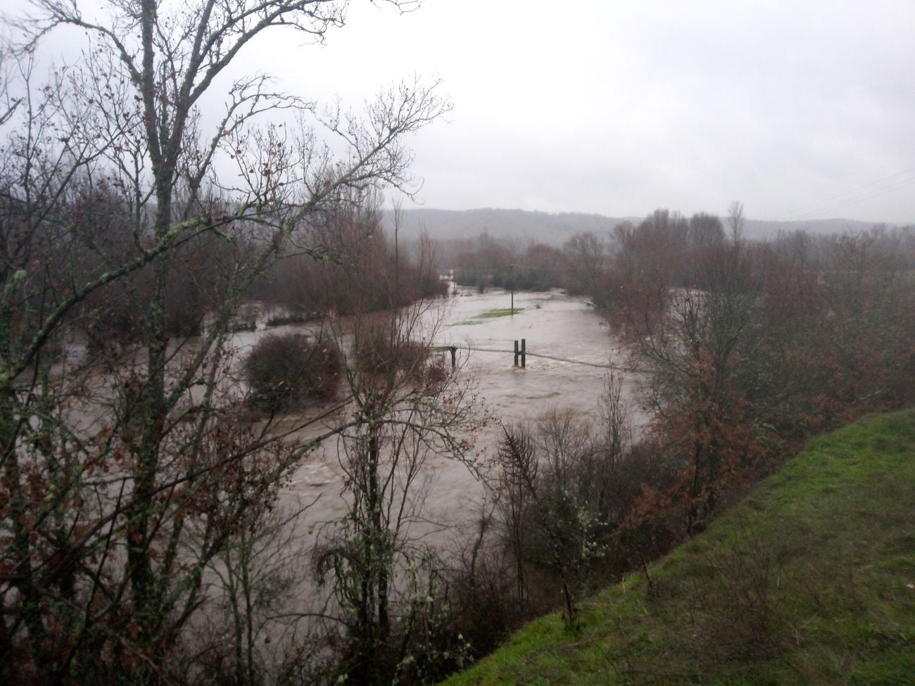 Localidades como Villaverde o Garrafe ven cómo las aguas del Torío inundan la zona tras la lluvia y el deshielo en las zonas de montaña