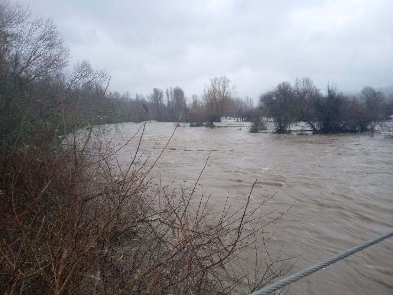 Localidades como Villaverde o Garrafe ven cómo las aguas del Torío inundan la zona tras la lluvia y el deshielo en las zonas de montaña