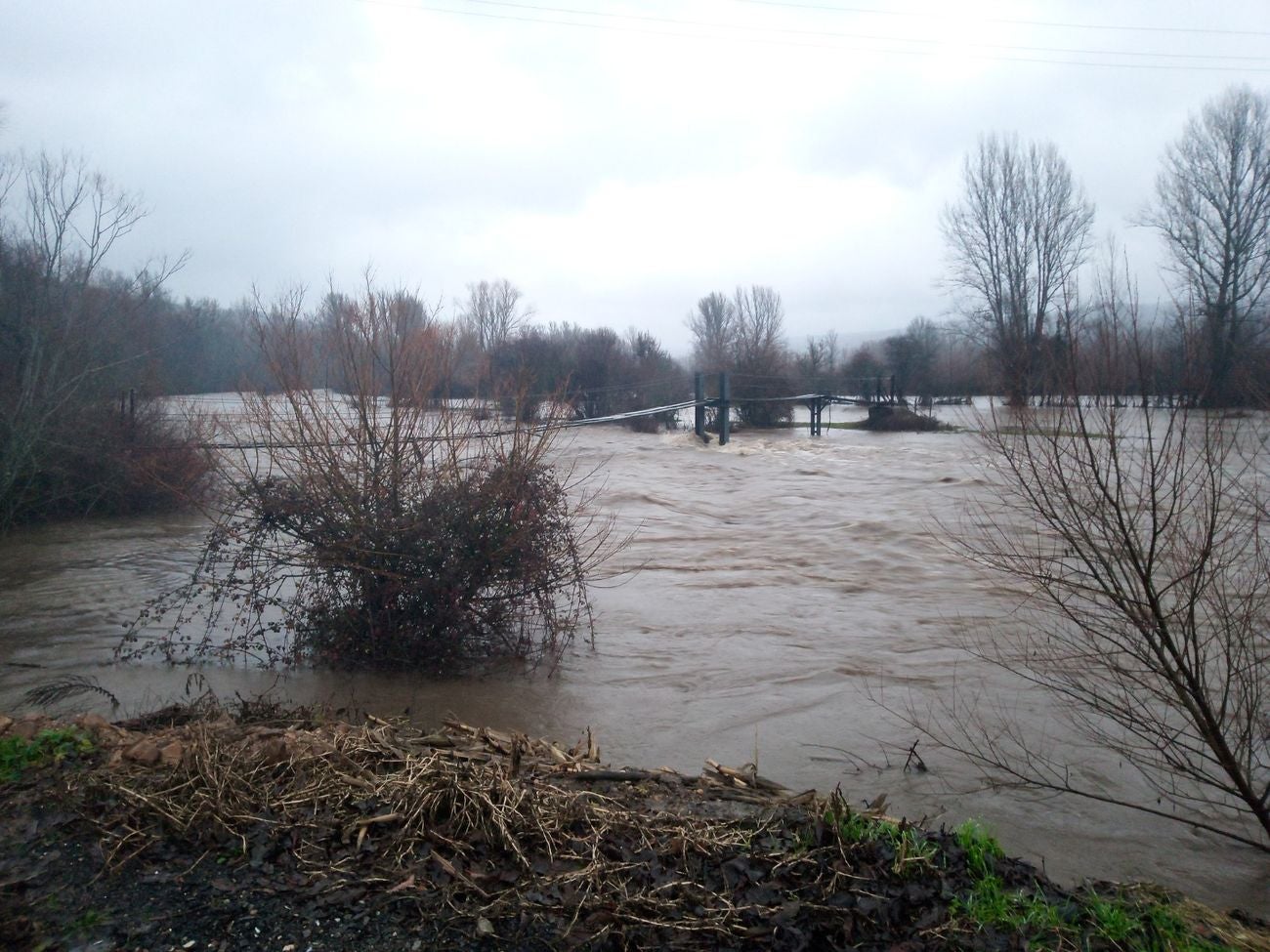 Localidades como Villaverde o Garrafe ven cómo las aguas del Torío inundan la zona tras la lluvia y el deshielo en las zonas de montaña