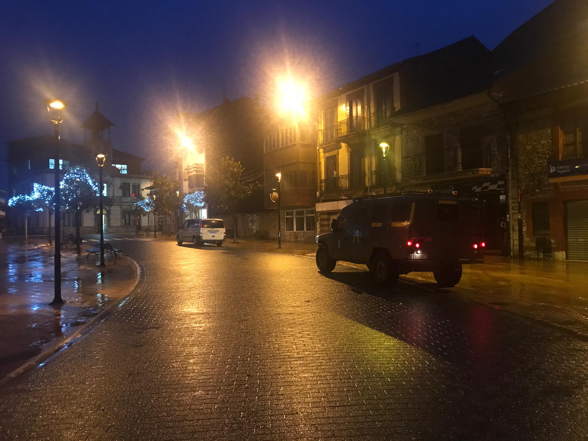 Efectivos de la UME intervienen en las calles de La Robla inundadas por el efecto de dos riadas.