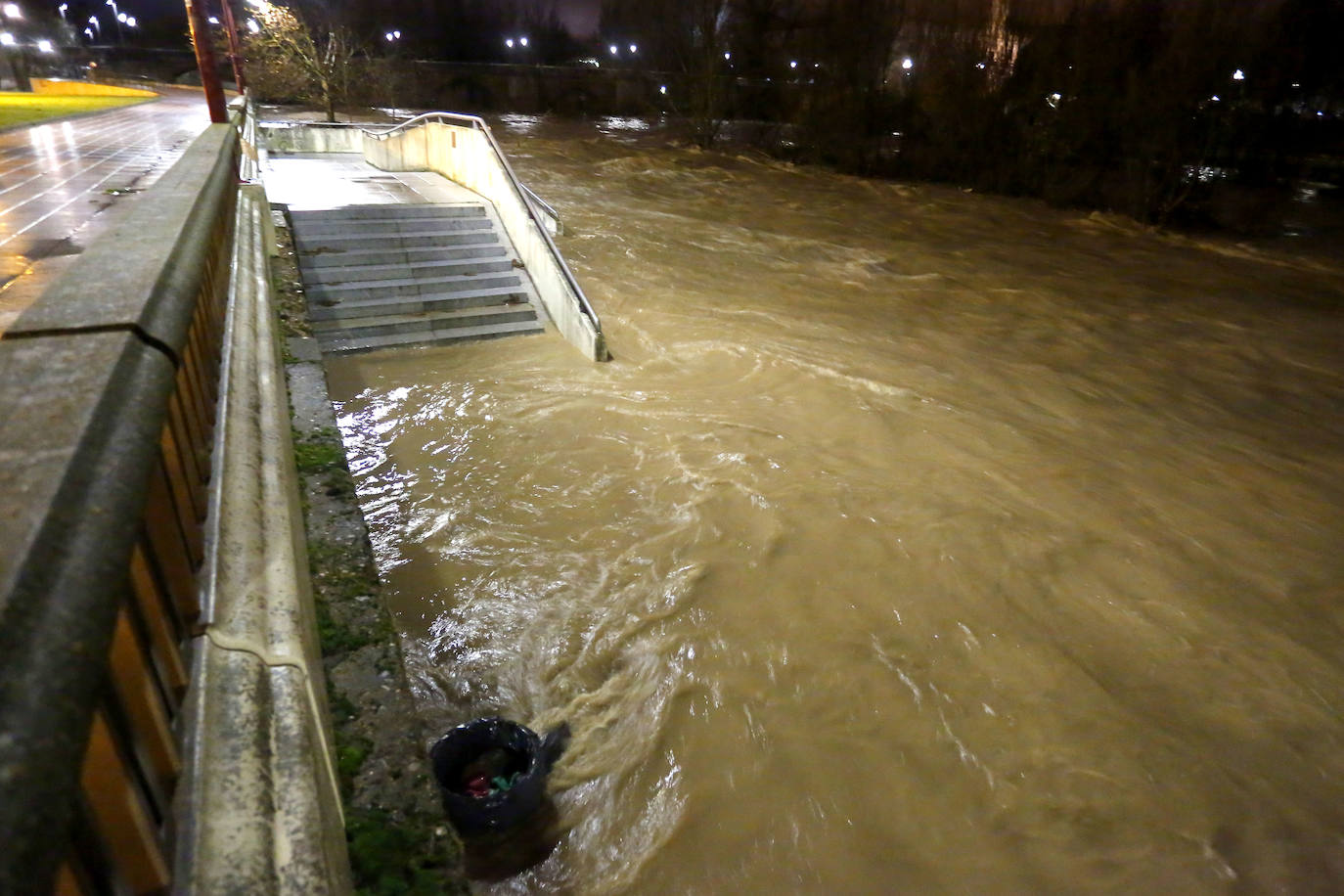 Los niveles alcanzados por el río, a su paso por León, crean una situación de alarma no recordad antes en la capital