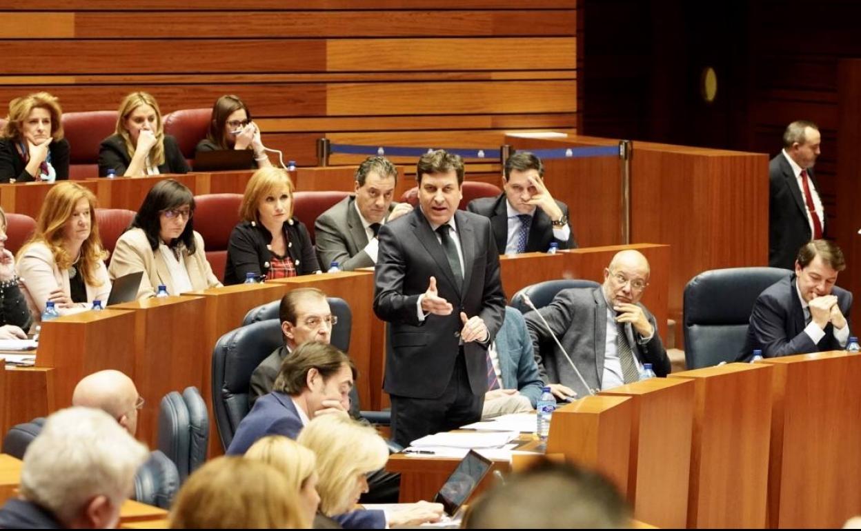 Intervención del consejero de Economía Carlos Fernández Carriedo en el Pleno de las Cortes. 