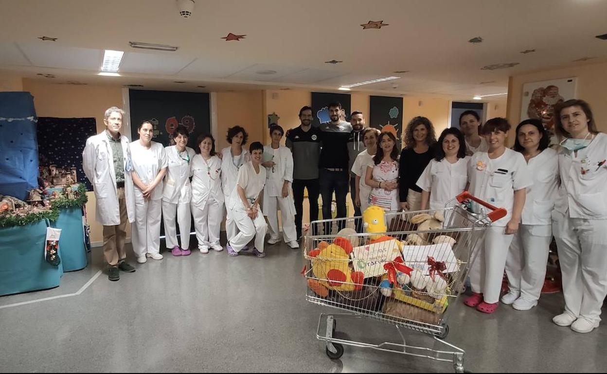 El Abanca Ademar entrega juguetes en el Hospital de León