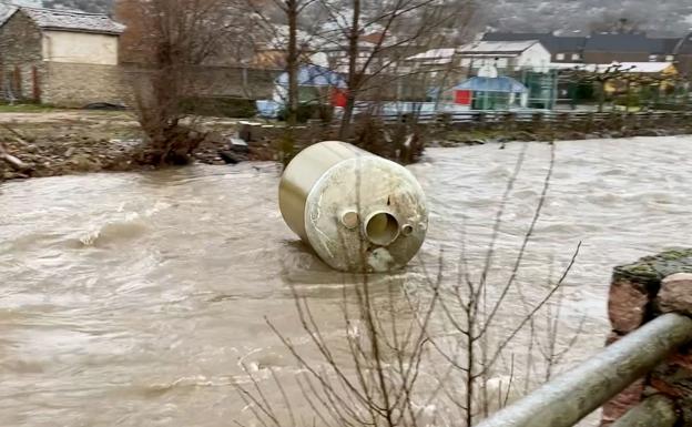 Imagen del depósito flotando sobre las aguas del Bernesga.