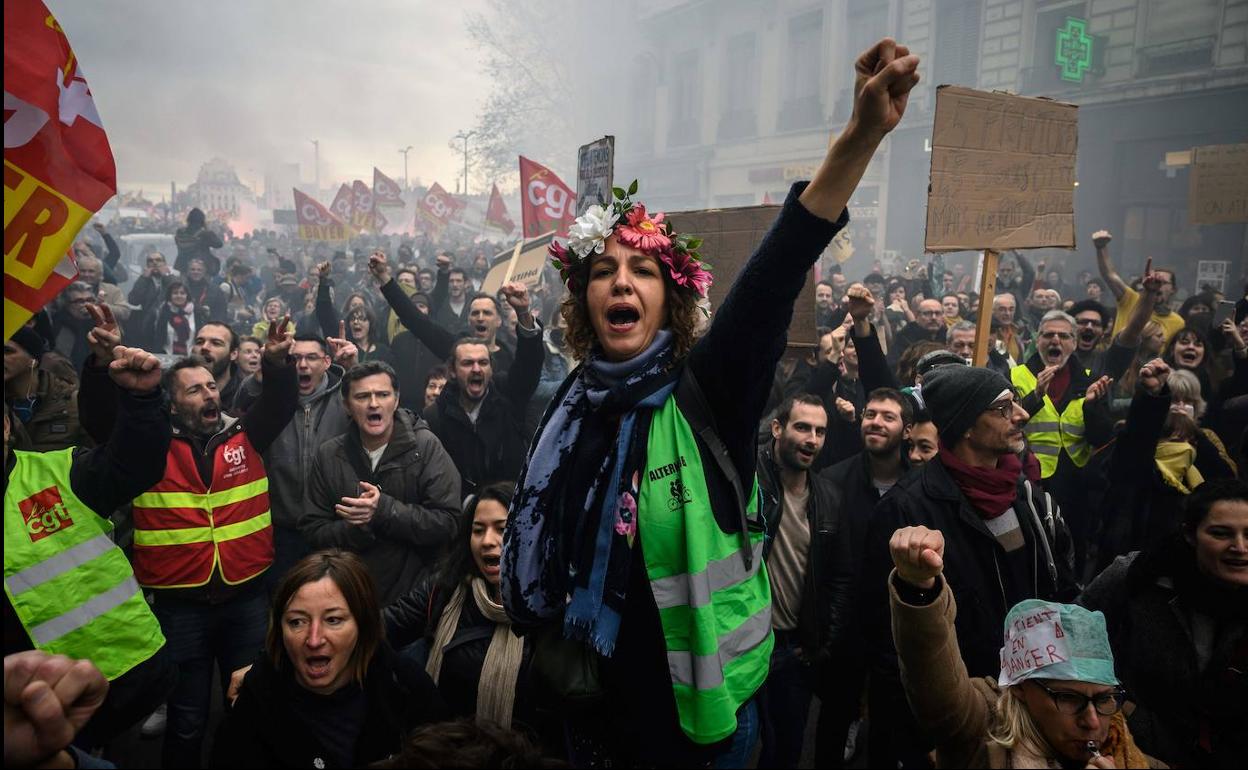 Miles de personas marchan por las calles de Lyon en protesta por la ley de reforma de las pensiones.