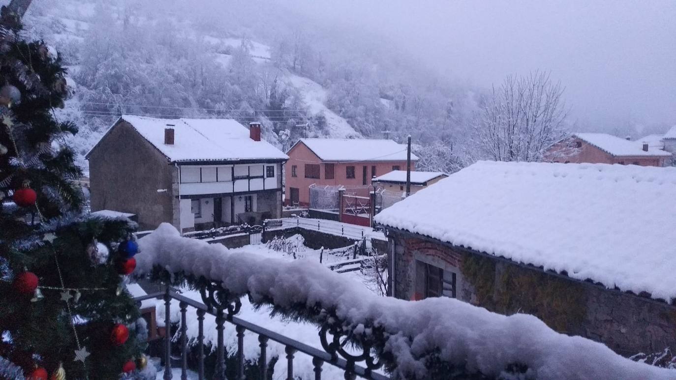 Complicada jornada en la región por las fuertes nevadas y el intenso frío, que mantiene la alerta naranja.