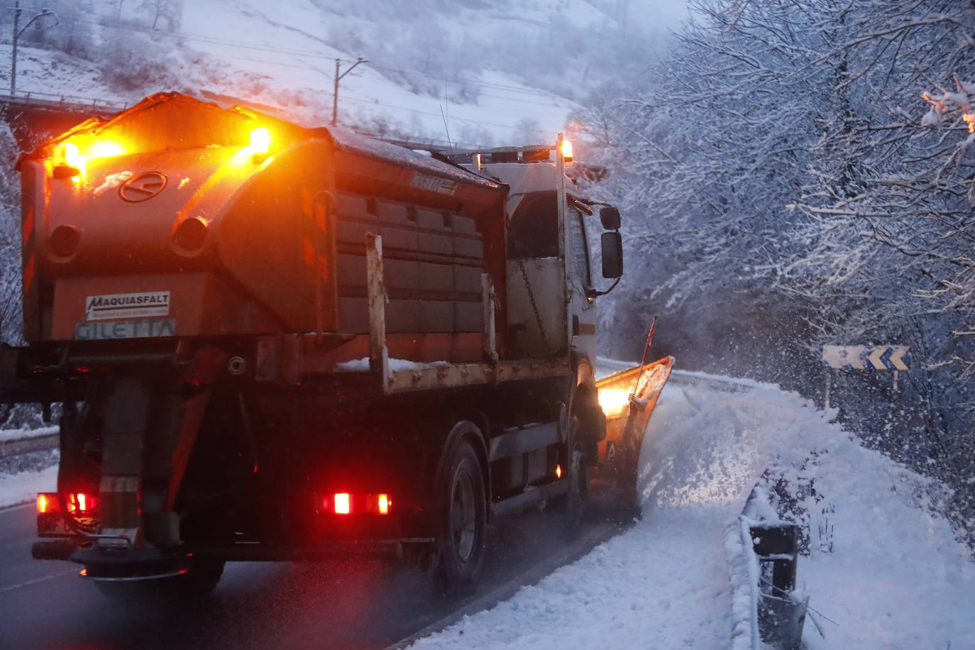 Complicada jornada en la región por las fuertes nevadas y el intenso frío, que mantiene la alerta naranja.