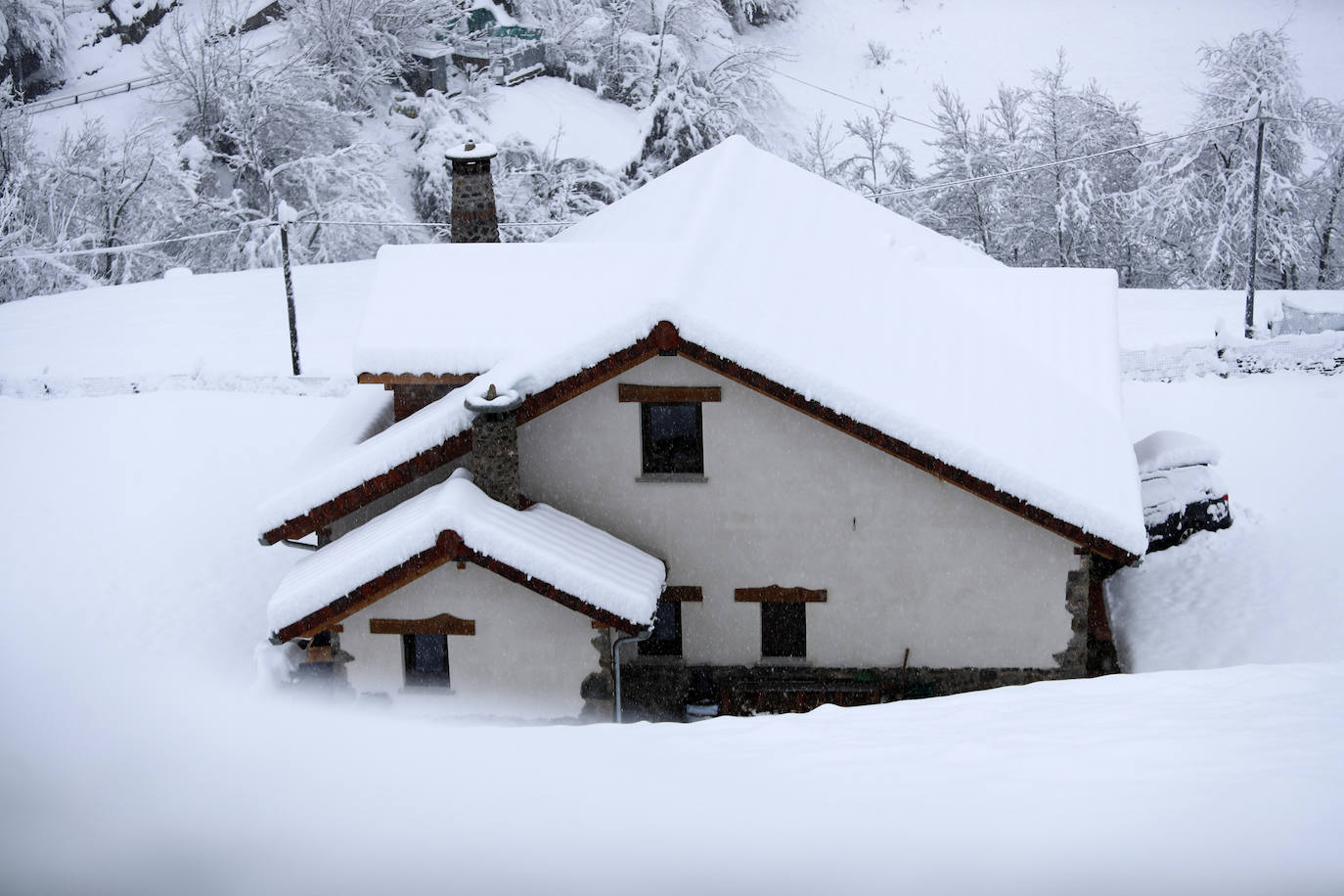 Complicada jornada en la región por las fuertes nevadas y el intenso frío, que mantiene la alerta naranja.