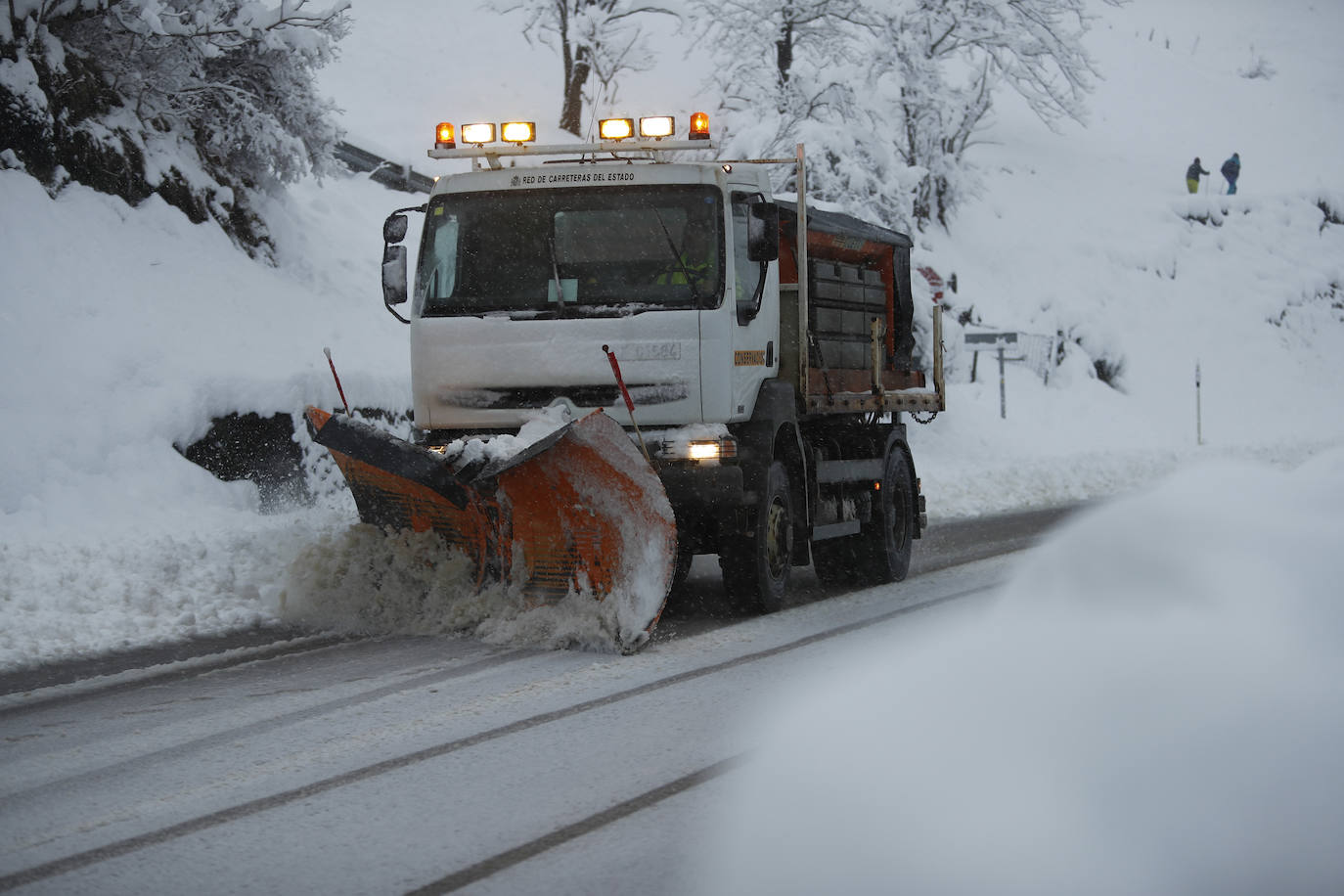 Complicada jornada en la región por las fuertes nevadas y el intenso frío, que mantiene la alerta naranja.